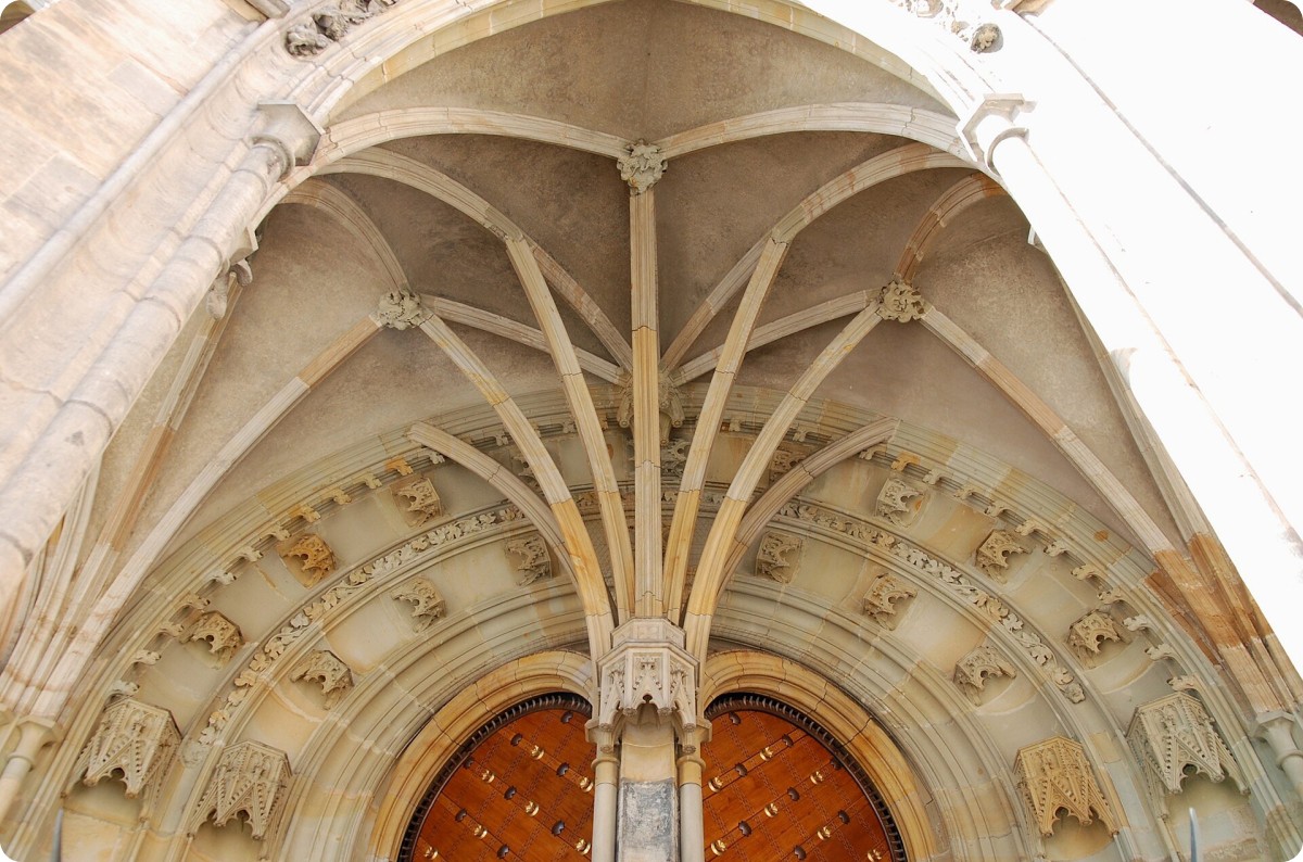 Net vaulting above a Gothic portal, double diagonal ribs in a zigzag lattice